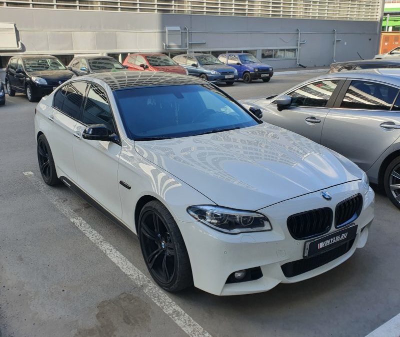 BMW 5 серии — оклейка крыши и тонировка фонарей