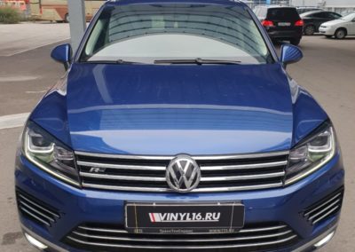 Volkswagen Touareg — бронирование фар пленкой DeltaSkin с затемнением, антихром молдингов, замена ламп в фарах