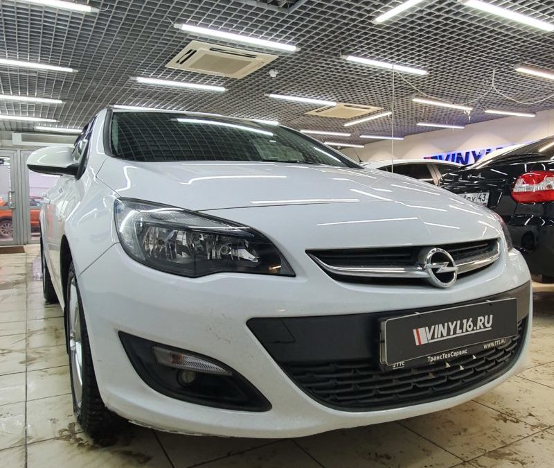 Opel Astra — бронирование фар и зон под ручками полиуретановой пленкой, тонировка стекол пленкой Shadow Guard 95%