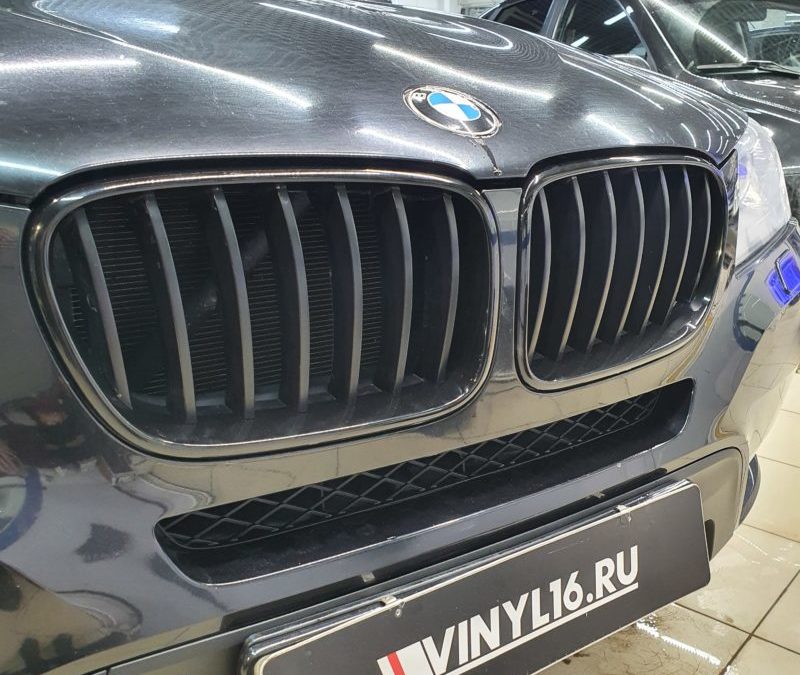 Обязательная услуга для всех BMW — оклейка «ноздрей» в черный глянец
