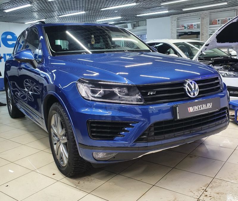 VW Touareg — полный антихром автомобиля, оклейка хромированных молдингов автомобиля