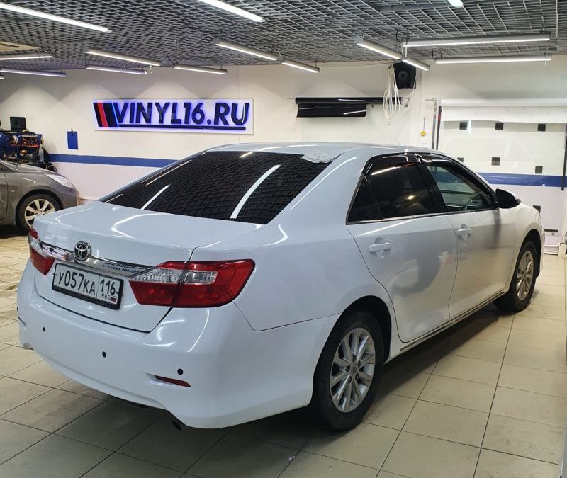 Toyota Camry — оклейка белой глянцевой пленкой заднего и переднего бампера и задних крыльев