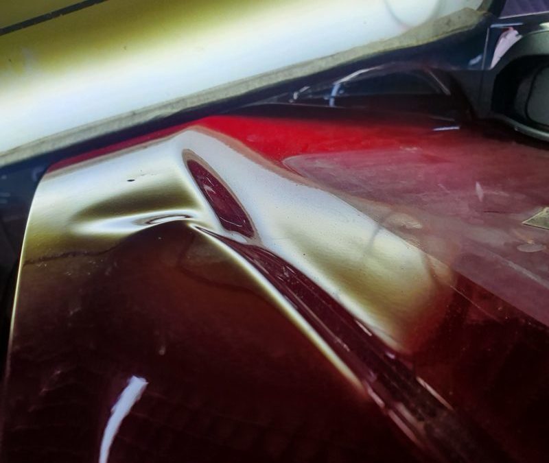 Ремонт вмятины без покраски на крышке багажника автомобиля Mazda