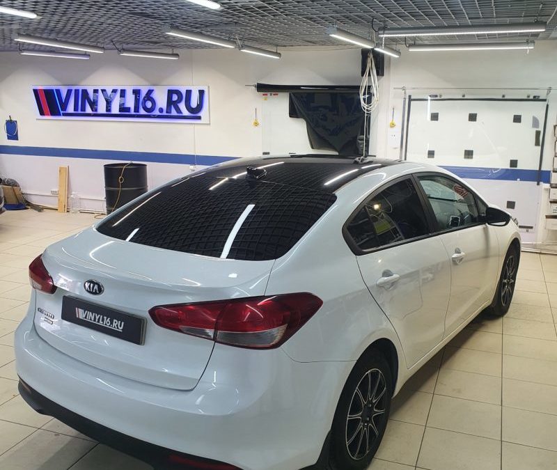 Оклейка крыши автомобиля Kia Cerato черной глянцевой пленкой