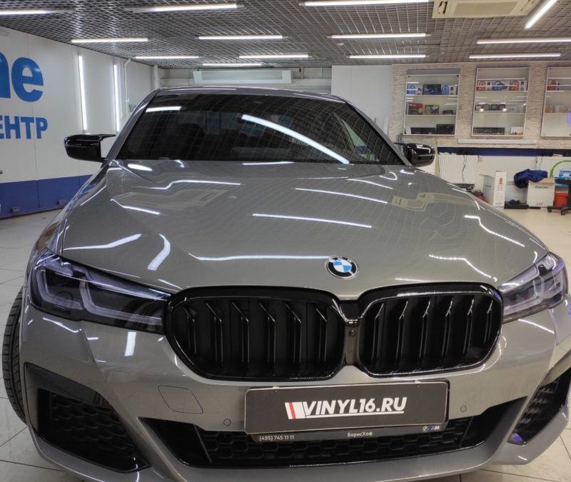 BMW 5 серии — бронирование капота и ручек, затемнение оптики Stek, замена решетки радиатора и накладки на зеркала