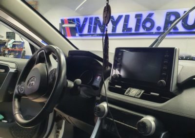Toyota Rav 4 — выполнили демонтаж брони на лобовом и забронировали лобового стекло заново, бронирование под ручками
