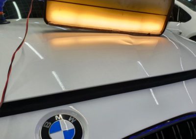 Ремонт вмятины на капоте автомобиля BMW