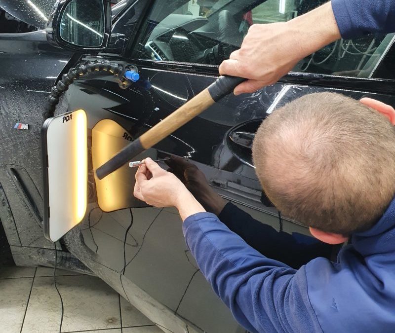 Ремонт вмятины на двери автомобиля BMW без покраски