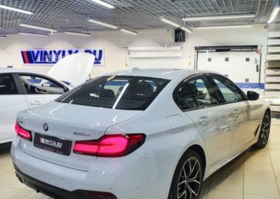 Бронирование новой BMW 5 серии полиуретановой пленкой, тонировка стекол пленкой Llumar