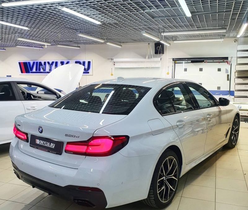 Бронирование новой BMW 5 серии полиуретановой пленкой, тонировка стекол пленкой Llumar