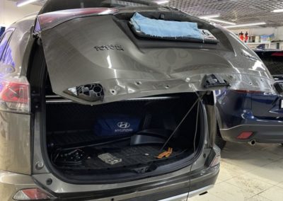 Toyota RAV4 — ремонт вмятины на крышке багажника