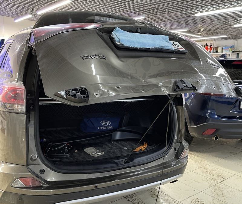 Toyota RAV4 — ремонт вмятины на крышке багажника