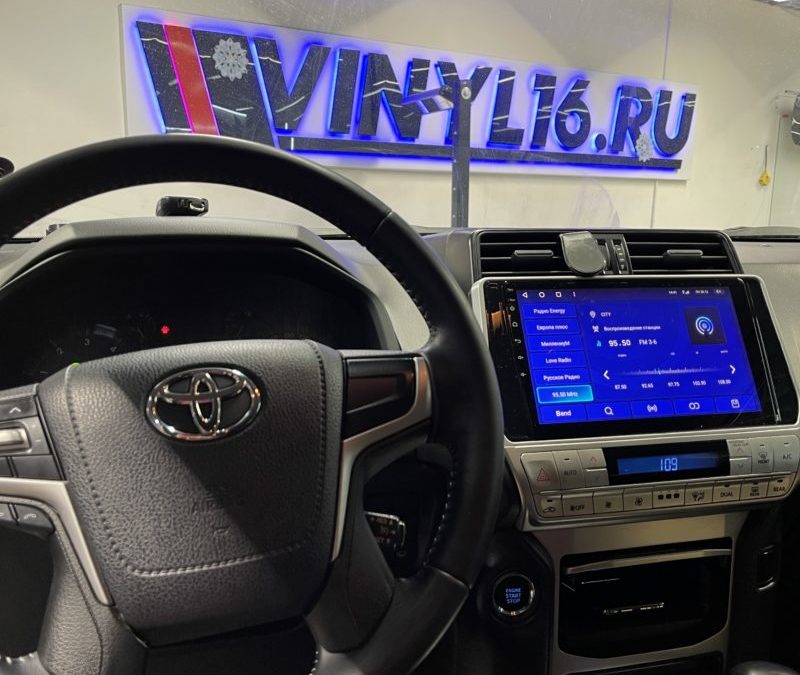 Toyota Land Cruiser Prado — установка беспроводной зарядки для телефона