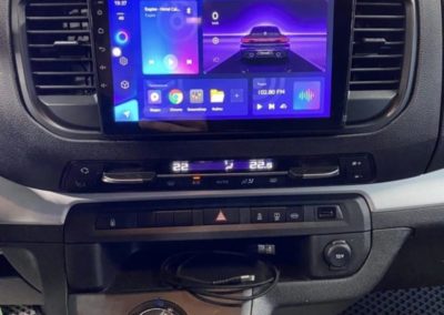 Установили головное устройство Teyes на базе Android на автомобиль Peugeot Traveller
