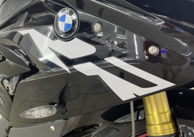 На мотоцикл BMW M 1000 RR нанесли оригинальные наклейки
