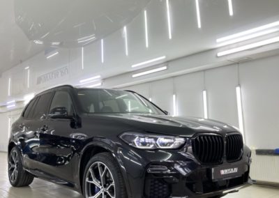 BMW X5 — демонтаж пленки, выпрямление вмятины на капоте без покраски, полировка, бронирование полиуретановой пленкой