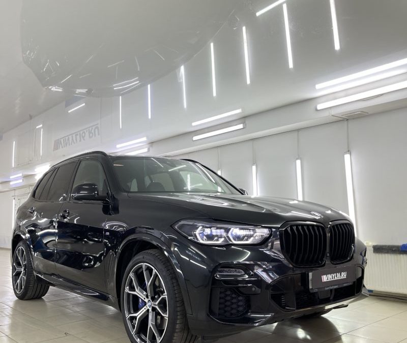 BMW X5 — демонтаж пленки, выпрямление вмятины на капоте без покраски, полировка, бронирование полиуретановой пленкой