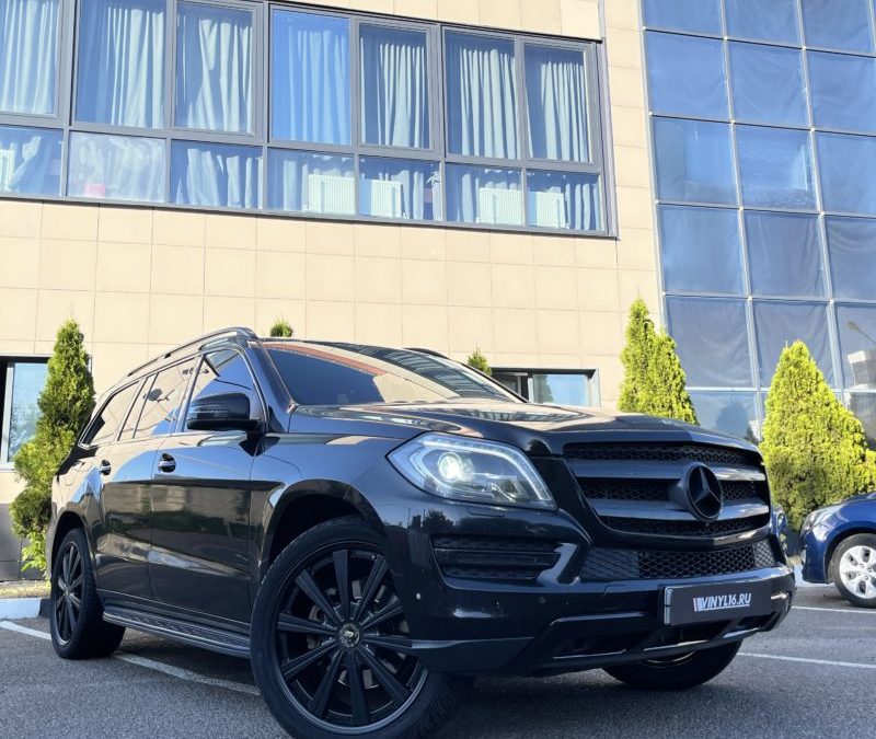 Обновили пленку на капоте Mercedes GL — демонтаж старой, полировка капота и подкраска сколов, бронирование полиуретановой пленкой