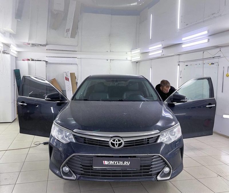 Toyota Camry — тонировка передней полусферы пленкой Ultra Vision с затемнением 85%