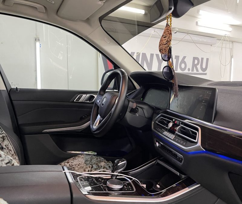 Тонировка передних боковых стекол BMW X5 пленкой Ultra Vision 65%