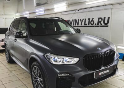 Автомобиль BMW X5 оклеили матовой пленкой ORACAL тёмно-серого цвета