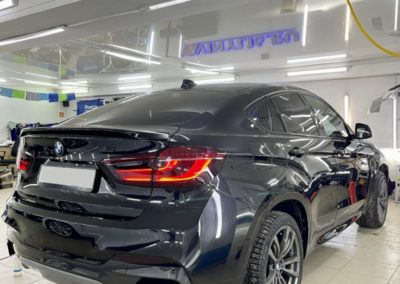 BMW X6 — демонтаж виниловой пленки с кузова, бронирование капота, части крыши, зоны выгрузки, фар пленкой с эффектом затемнения