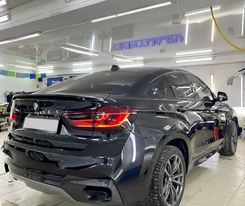 BMW X6 — демонтаж виниловой пленки с кузова, бронирование капота, части крыши, зоны выгрузки, фар пленкой с эффектом затемнения