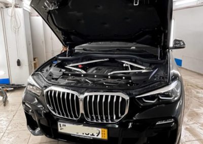 Оклейка решетки радиатора BMW X5 и других хромированных элементов черной глянцевой пленкой, бронирование фар