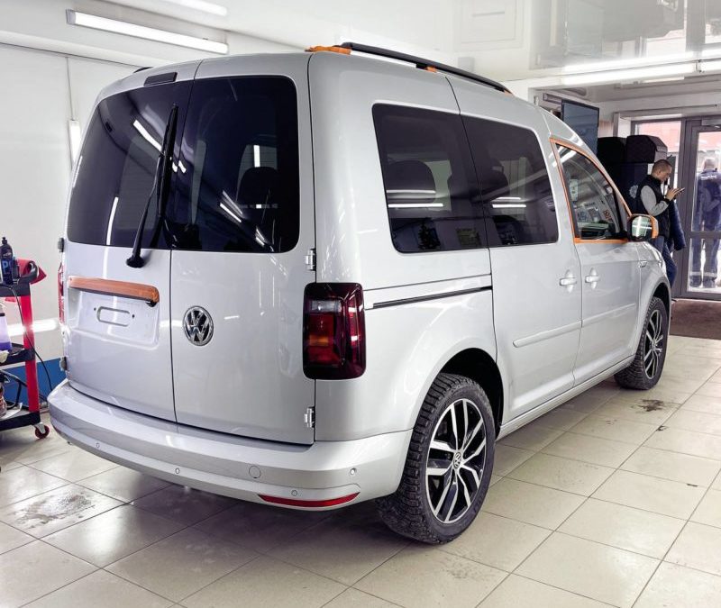 Volkswagen Caddy — полировка кузова, нанесение слоя керамики, химчистка сидений, бронирование фар