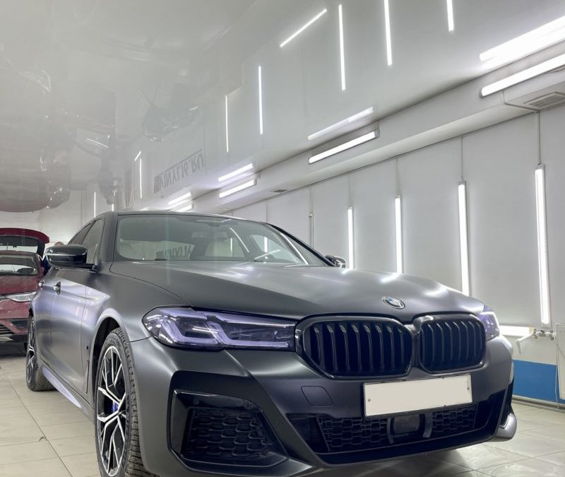 BMW 5 серии — демонтаж пленки с заднего бампера и бронирование новой матовой полиуретановой пленкой