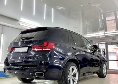 BMW X5 — полная полировка кузова, выпрямление вмятин на задней правой двери, нанесение керамики