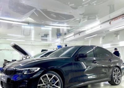 Демонтаж затемняющей пленки с фар автомобиля BMW 3, бронирование оптики прозрачной полиуретановой пленкой