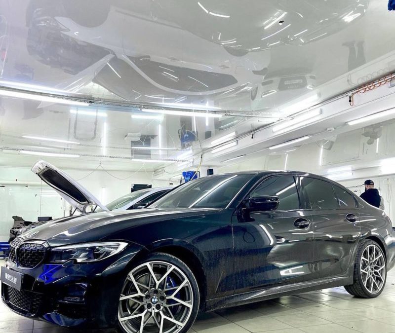 Демонтаж затемняющей пленки с фар автомобиля BMW 3, бронирование оптики прозрачной полиуретановой пленкой