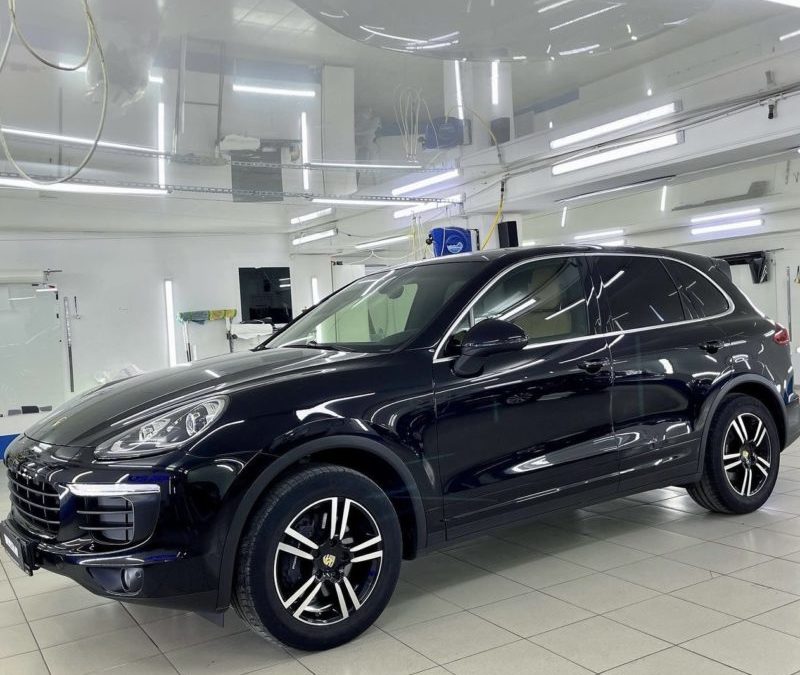 Бронирование полиуретановой пленкой Porsche Cayenne: капота, зоны вокруг лобового, зоны выгрузки и порогов