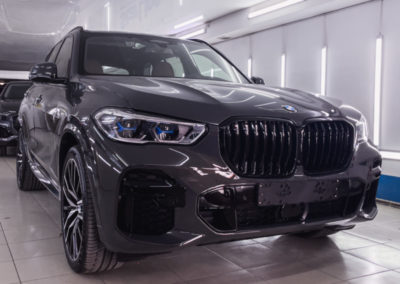 BMW X5 — бронирование кузова глянцевой пленкой, шумоизоляция дверей, установка бесштыревых доводчиков