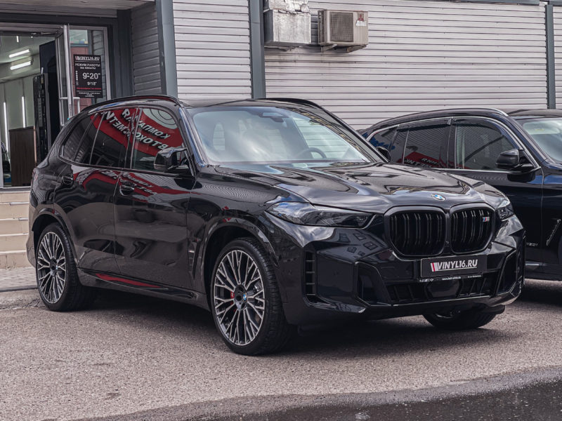 Забронировали весь кузов нового BMW X5 — 2023 года глянцевой полиуретановой плёнкой