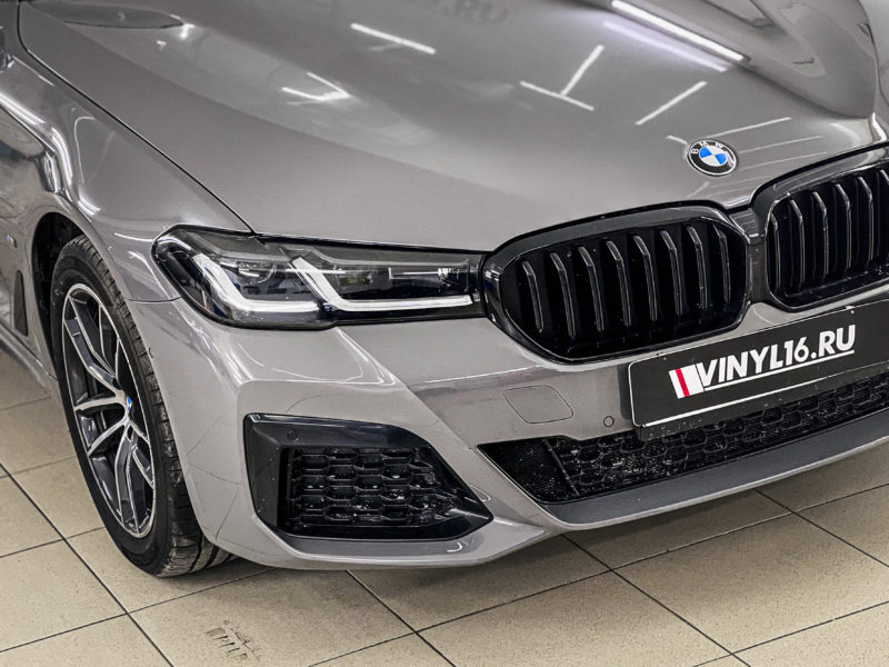 BMW 520D G30 — бронирование глянцевой полиуретановой плёнкой отдельных элементов кузова