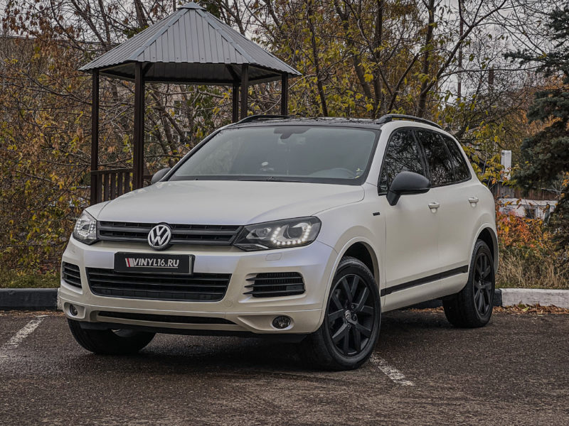 Volkswagen Touareg — оклеили кузов матовой перламутровой плёнкой, антихром, оклейка крыши