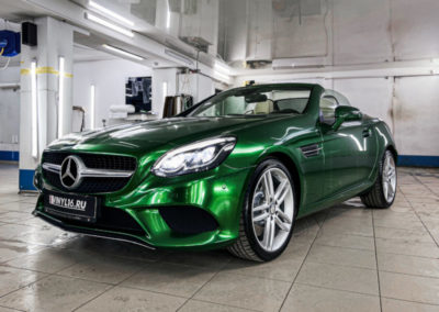 Mercedes-Benz SLC 200 — оклейка кузова с дверными проемами виниловой пленкой цвета Ruby Green