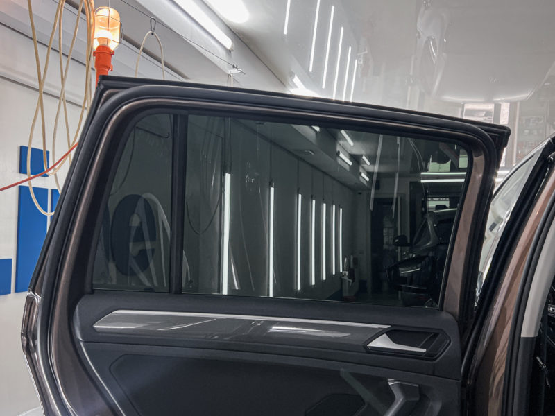 Volkswagen Tiguan — сделали тонировку передних боковых стёкол плёнкой Ultravision с 95% затемнением