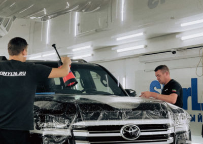 Toyota Land Cruiser 300 — бронирование зон риска глянцевой полиуретановой плёнкой, тонировка стекол