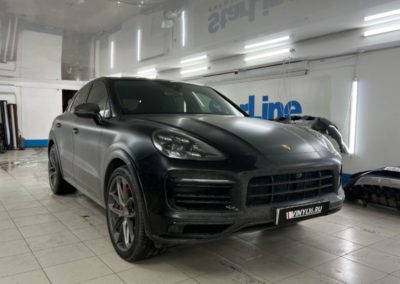 Porsche Cayenne — демонтаж старой атермальной пленки, бронирование фар и тонировка передних стекол