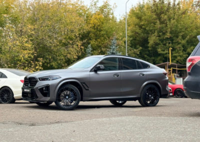 BMW X6 — установка обвеса, полная оклейка цветной полиуретановой пленкой,  бронирование лобового, тонировка
