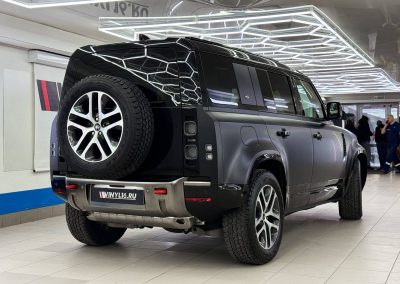 Новенький Defender оклеили немного нестандартным образом