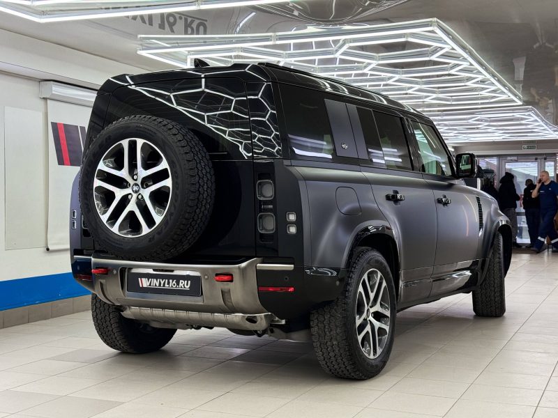 Новенький Defender оклеили немного нестандартным образом