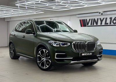 Оклейка автомобиля BMW X5 цветной полиуретановой пленкой Matt Khaki Green