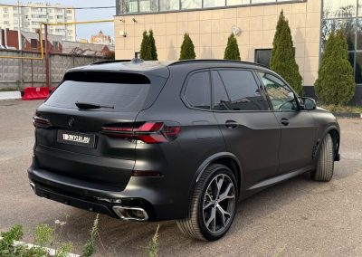 BMW X5 — оклейка матовой полиуретановой плёнкой и перетяжка потолка