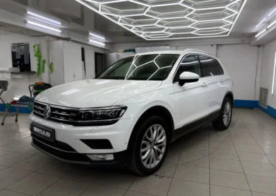 Тонировка передних боковых стёкол Volkswagen Tiguan плёнкой Ultravision 95% затемнения
