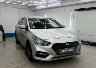 Тонировка задней полусферы Hyundai Solaris плёнкой Ultravision 95% затемнения