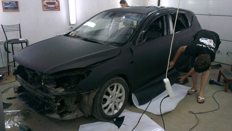 Фотография работы: Hyundai i30 - оклейка авто черной алмазной крошкой, июнь 2013